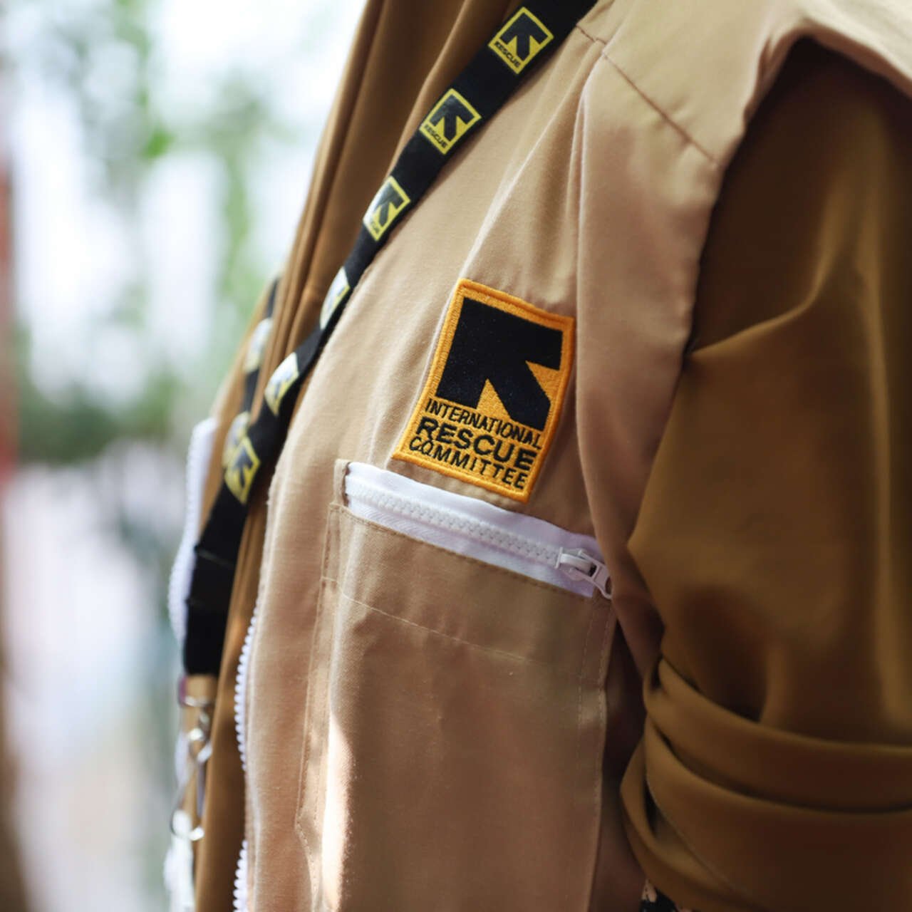 En av RESCUE:s medarbetare bär en väst med RESCUE:s logga.