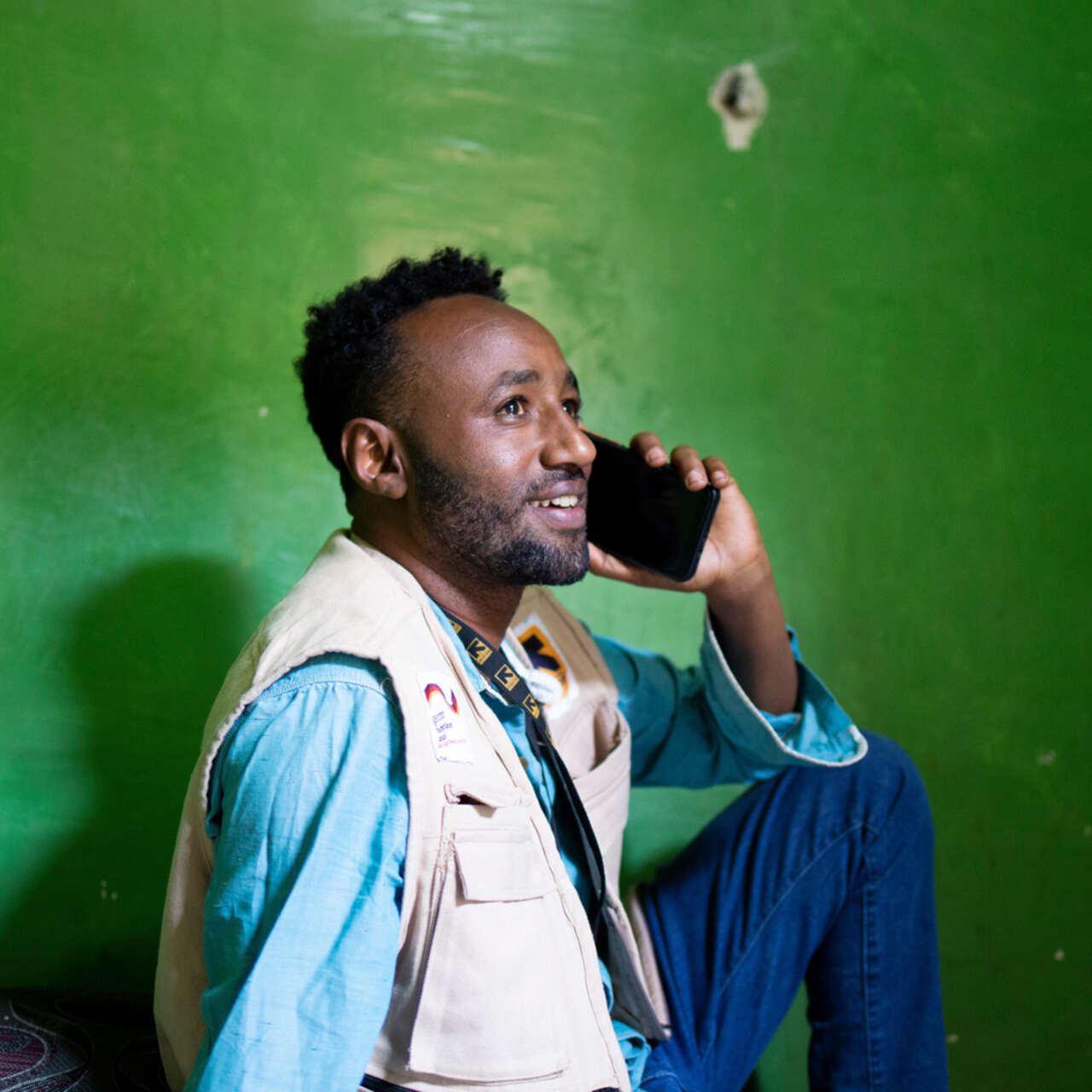 En av RESCUE:s medarbetare, Gidi, pratar på telefon med sin familj.