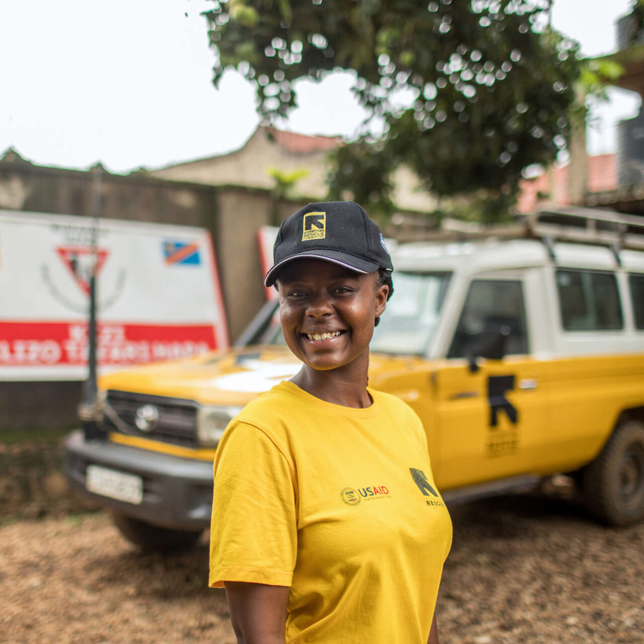 국제구조위원회 이동 의료팀 직원이 환하게 웃고 있습니다.