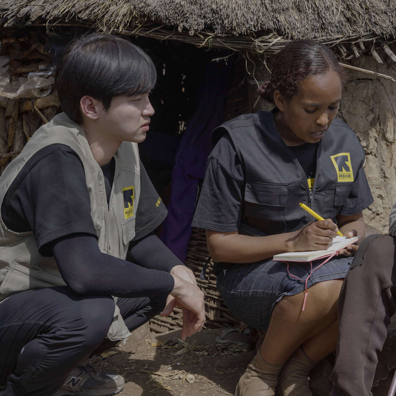 장동윤 홍보대사가 에티오피아 고객과 담당자와 이야기를 나누고 있다.