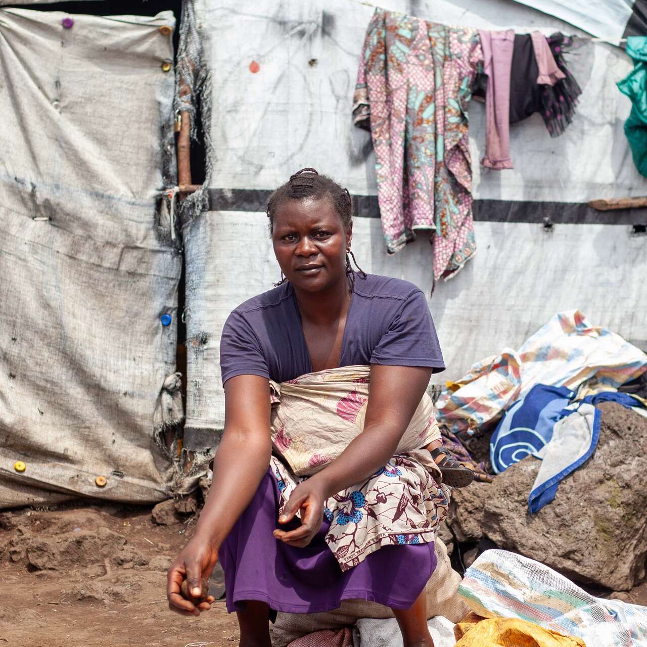 콩고민주공화국의 한 고객이 국제구조위원회 지원을 받아 생계를 위한 가게를 운영하고 있습니다.