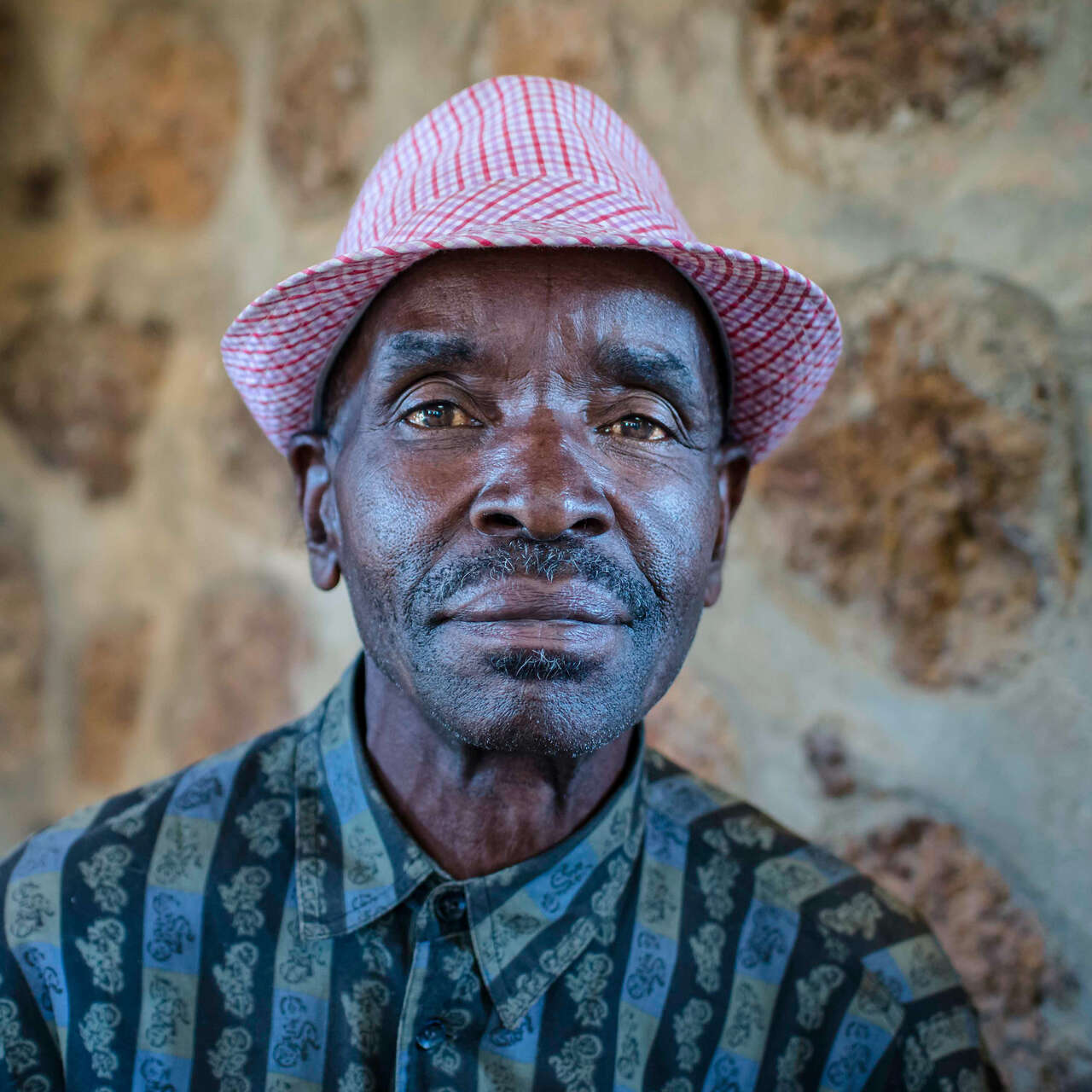 한 남성이 카메라를 응시하고 있습니다.