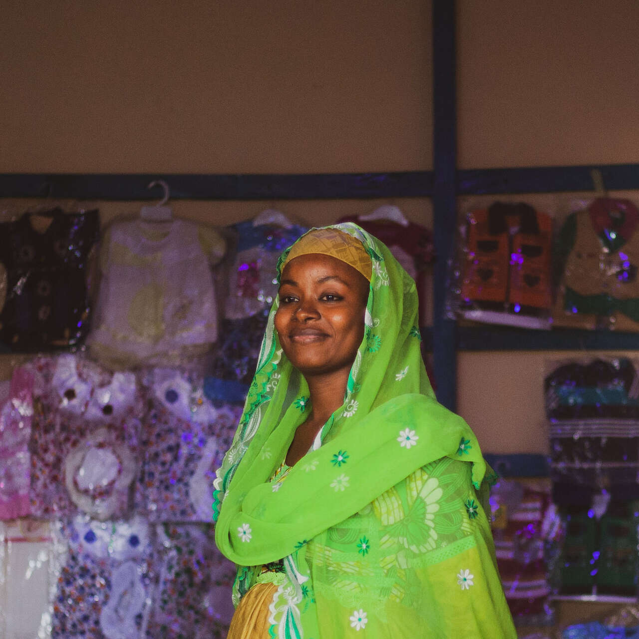 한 여성이 밝은 표정으로 카메라를 바라보고 있습니다.