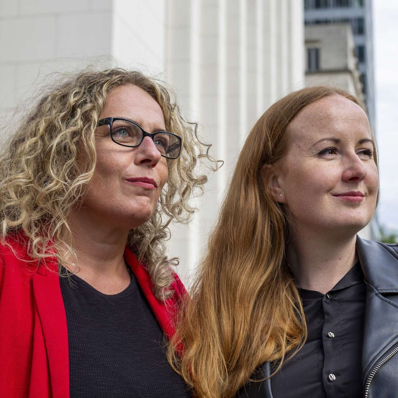 Zwei Frauen schauen in die Ferne, im Hintergrund die Stadt.