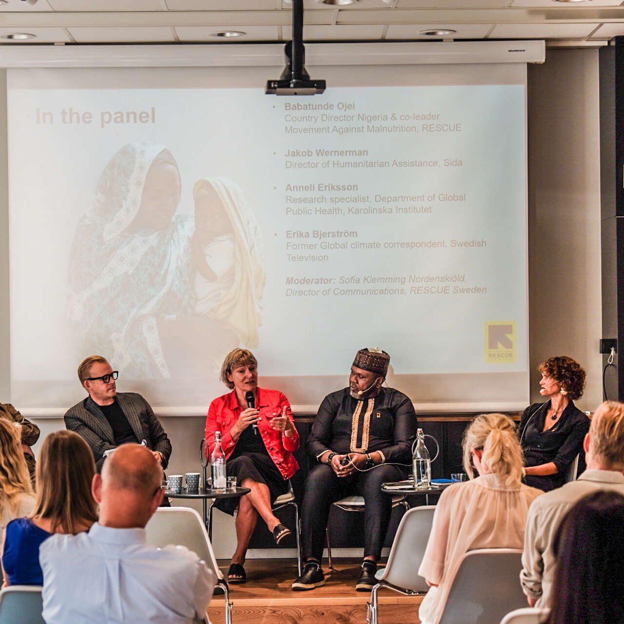 RESCUE event: Hela panelen syns i bild, från vänster sitter Erika Bjerström, Jakob Wernerman, Anneli Eriksson, Babatunde Ojei och moderator Sofia Klemming Nordenskiöld.  