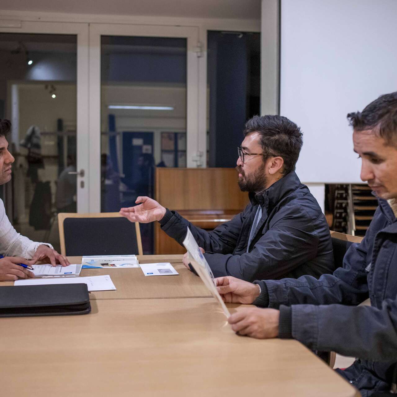 Afghanische Männer in Deutschland bei einer Beratungssitzung.