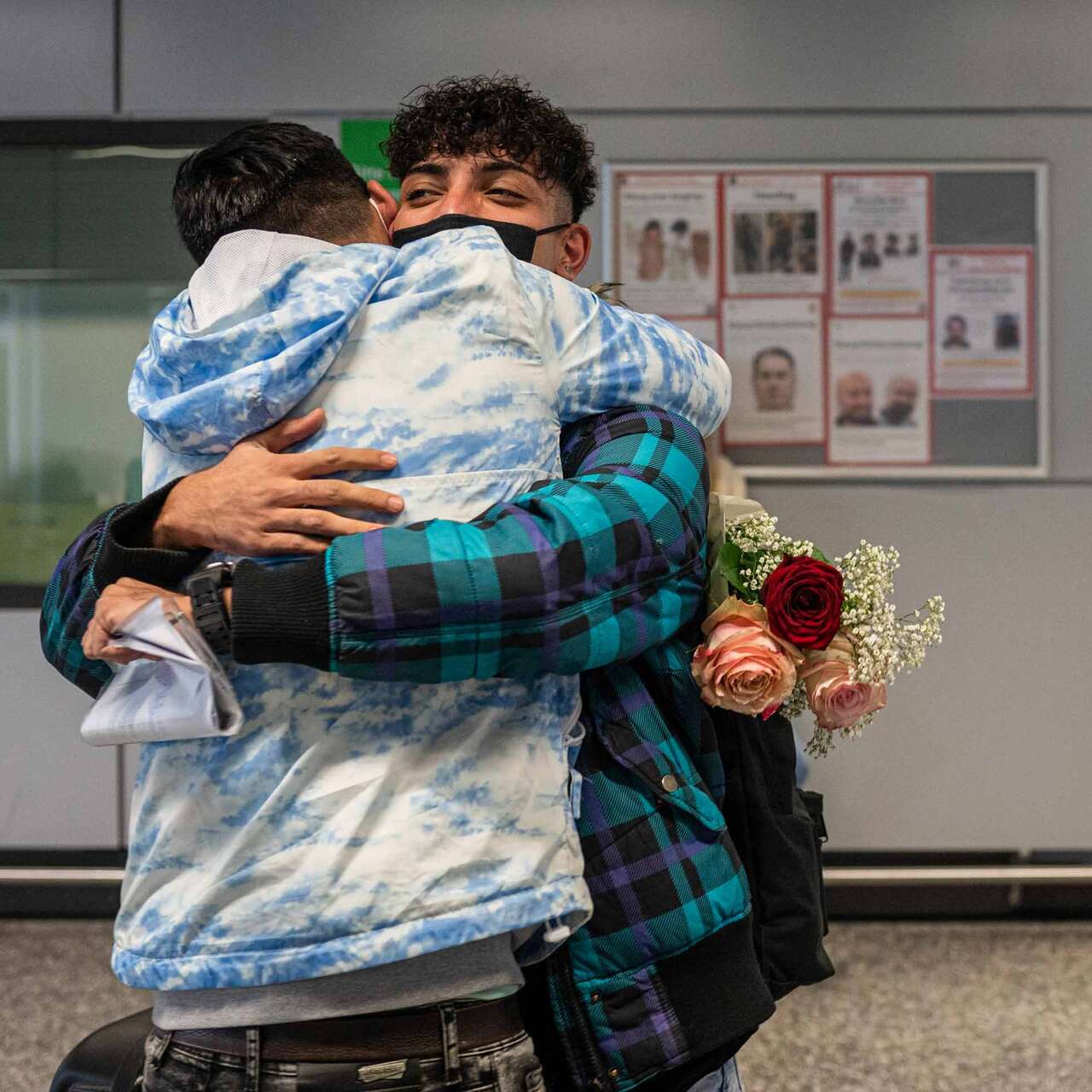 Die Brüder Mehdi und Ali umarmen sich fest am Frankfurter Flughafen