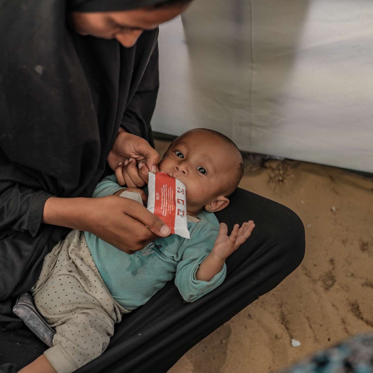 Ein Säugling in Gaza wird von einem IRC-Gesundheitshelfer wegen Unterernährung behandelt.