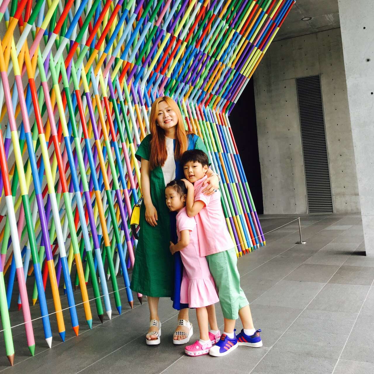 김민희 후원자가 두 아이를 안고 사진을 찍고 있습니다.