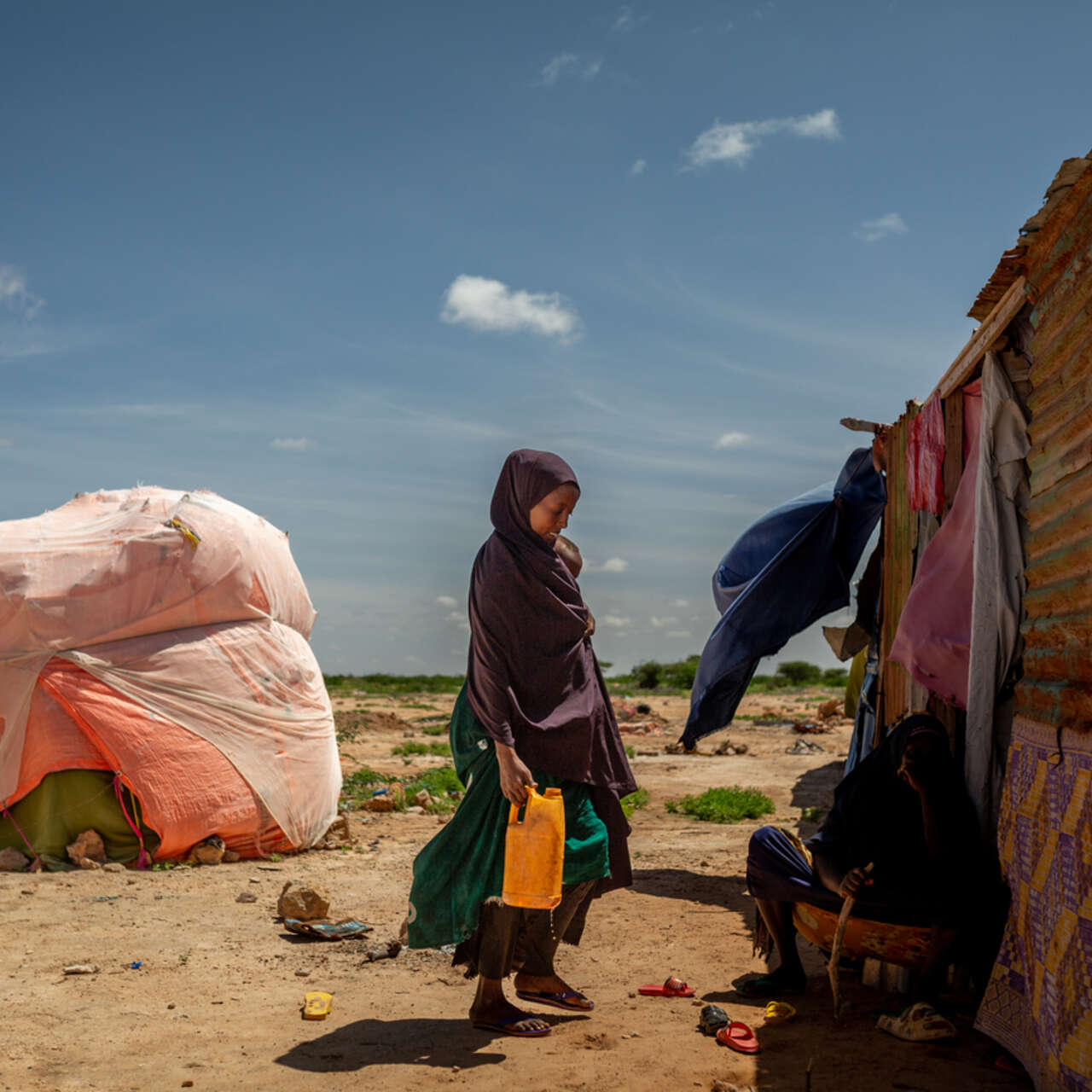 Kvinna i Somalia bär en vattendunk i ett internflyktingläger. Landet har drabbats hårt av torka och RESCUE ser till att människor har tillgång till rent vatten.