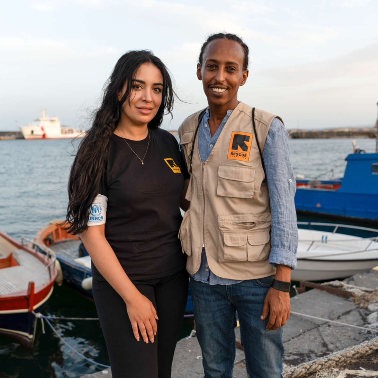RESCUE-personal står vid en hamn i Italien. Vi stödjer människor på flykt som tar sig över Medelhavet till Europa.