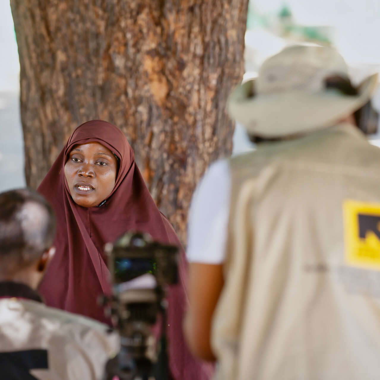En kvinna i Nigeria intervjuas av personal från RESCUE