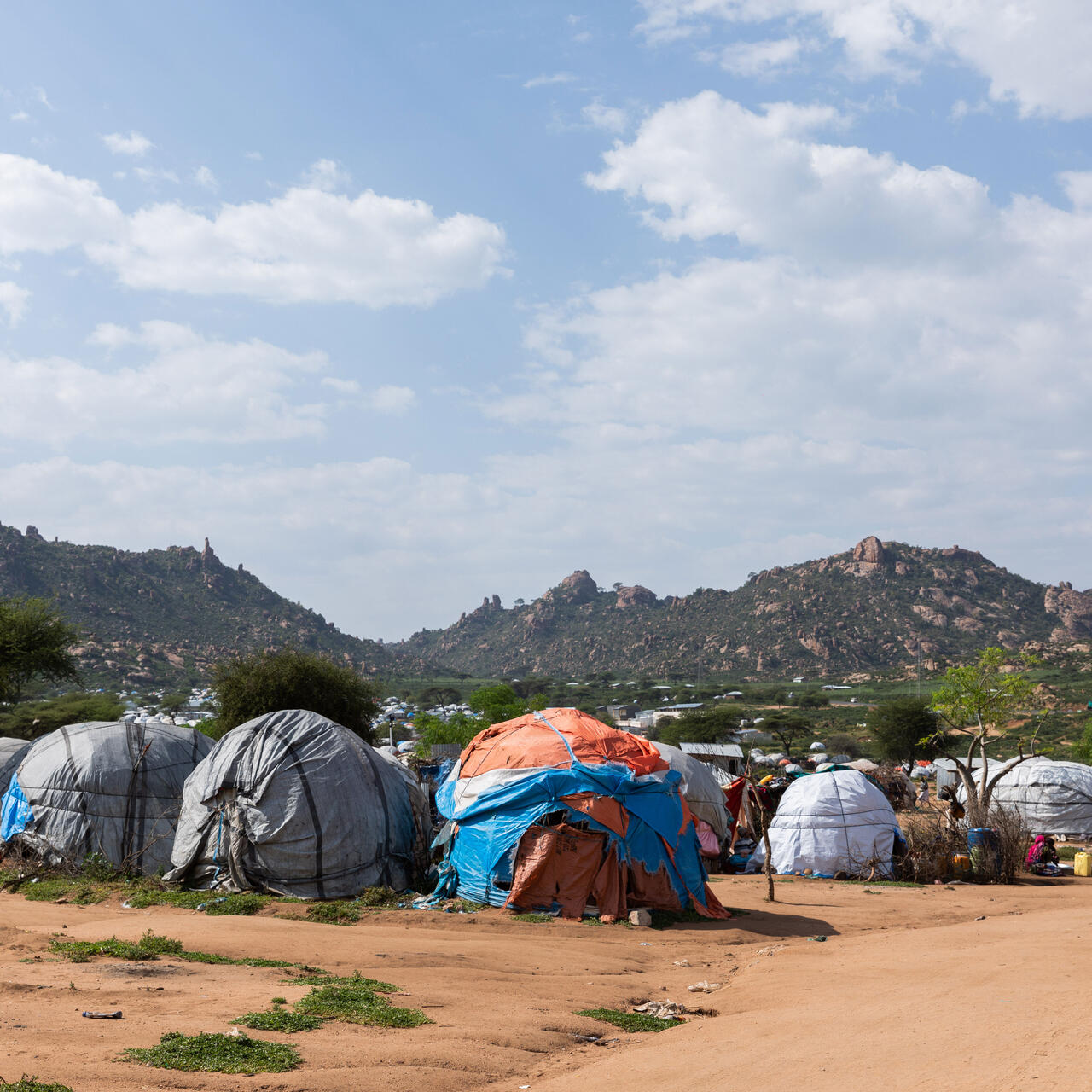 먼 거리에 산이 보이는 텐트 전경 사진.