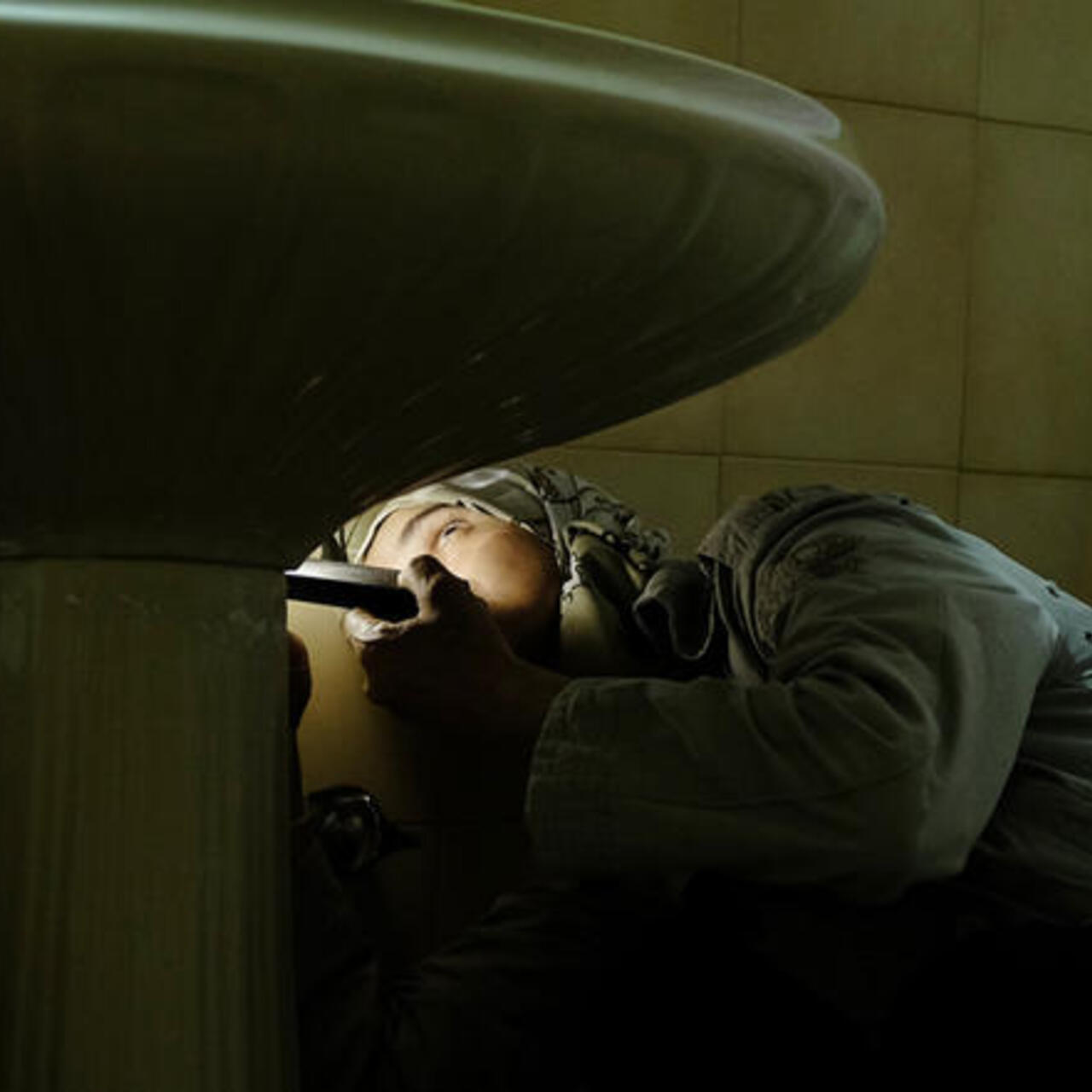 Syrian woman plumbing in Jordan 