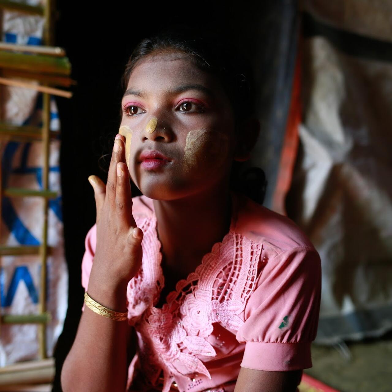 Hasina applying senahar to her face