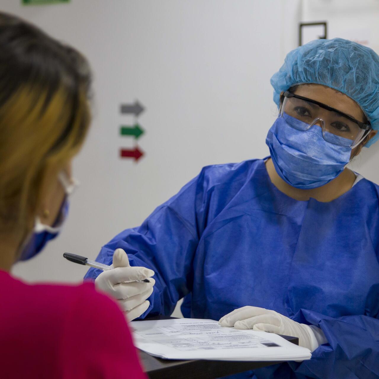 An IRC health worker speaks with a patient in Cúcuta, near the Colombian border with Venezuela, where the IRC is assisting uprooted families.