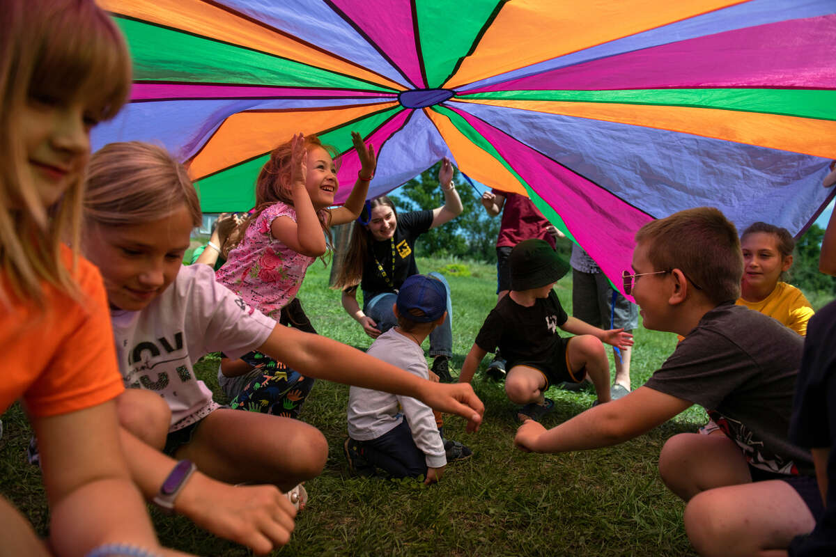 Barn i Ukraina deltar i aktiviteter som RECUE:s team anordnar.