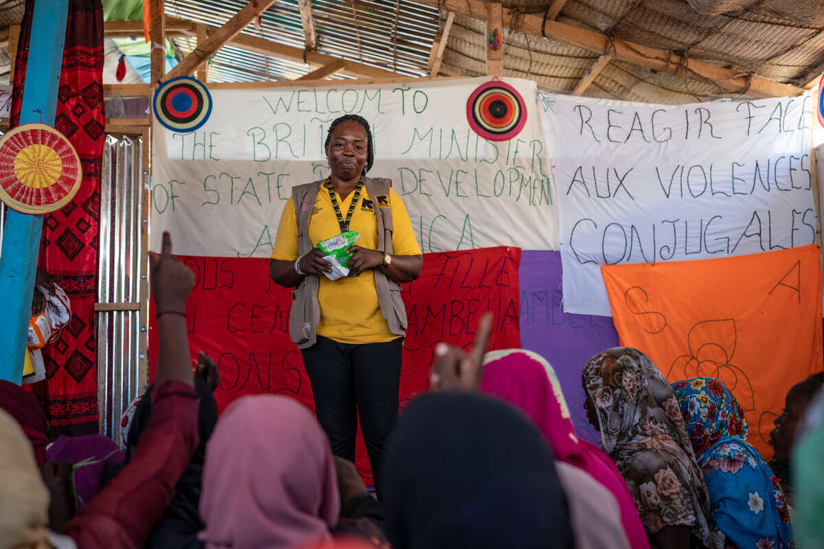 En av RESCUE:s medarbetare håller i en workshop för kvinnor i
