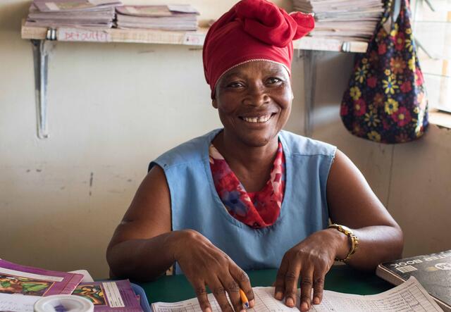 IRC-Mitarbeiterin Kashindi Chakubuta berät Frauen im Flüchtlingslager Kakuma in Nordkenia zu Familienplanungsmöglichkeiten.