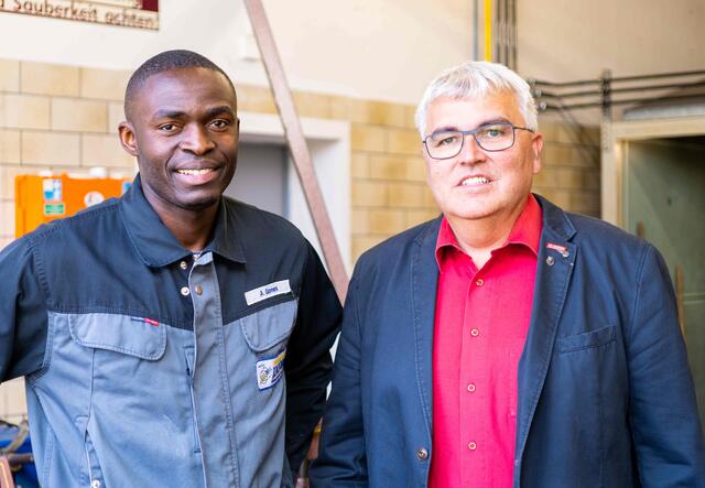 Auszubildender Abrao und sein Chef Herr Jacobs