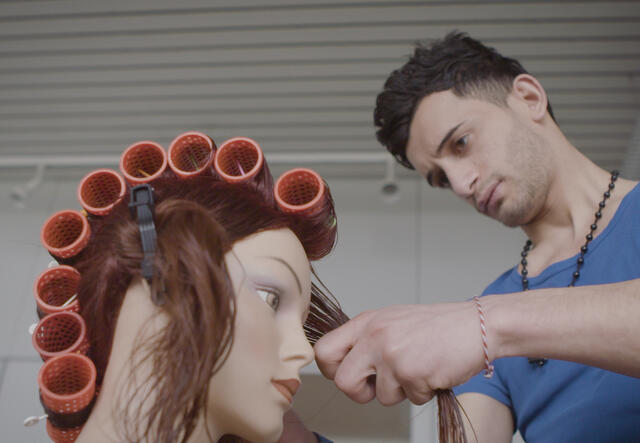 BuildUp: Mann schneidet Haare