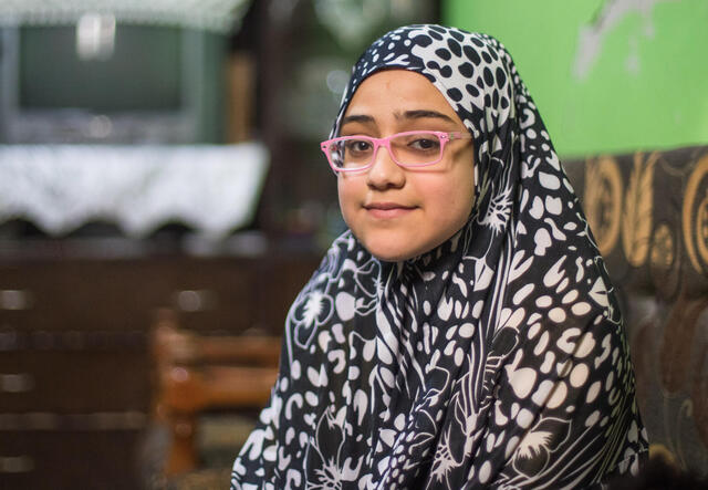 Salem 10 år ler mot kameran i Syrien