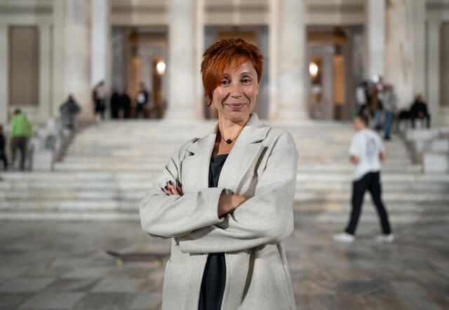 나탈리아가 카메라를 보고 있습니다.