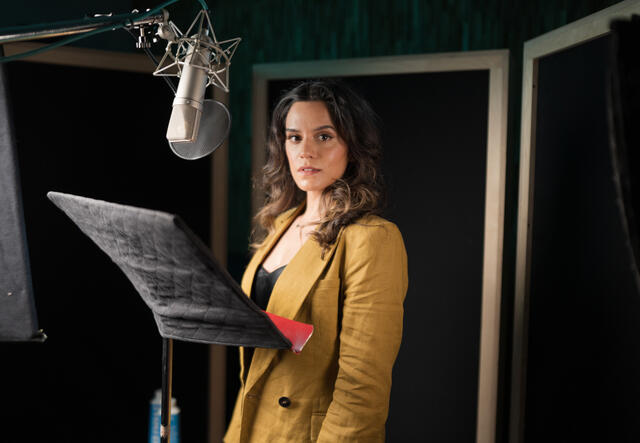 세피데 모아피가 카메라를 바라보고 있습니다.