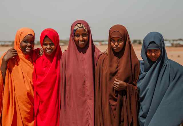Junge Teilnehmer*innen des IRC Programms zur Stärkung von Frauen und Mädchen im Flüchteingscamp Helowyn in Äthiopien.