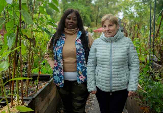 Sviatlana und Nafi, zwei Teilnehmerinnen von Fair.Wurzelt im städtischen Gemeinschaftsgarten „himmelbeet"