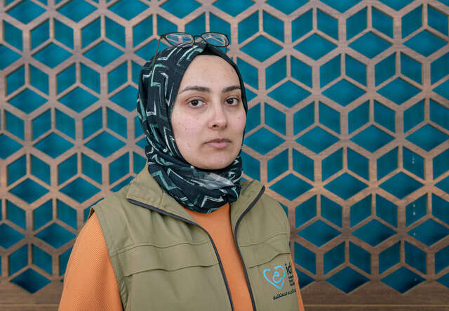 Esra, en läkare, tittar in i kameran, hon samarbetade med RESCUE efter jordbävningarna i Syrien och Turkiet.