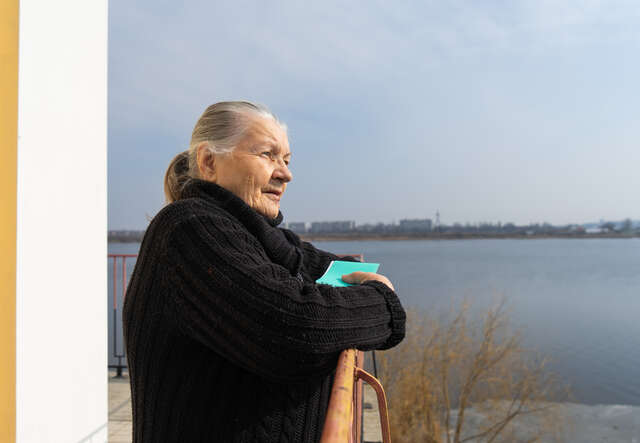 알라가 발코니에서 밖을 바라보고 있습니다.