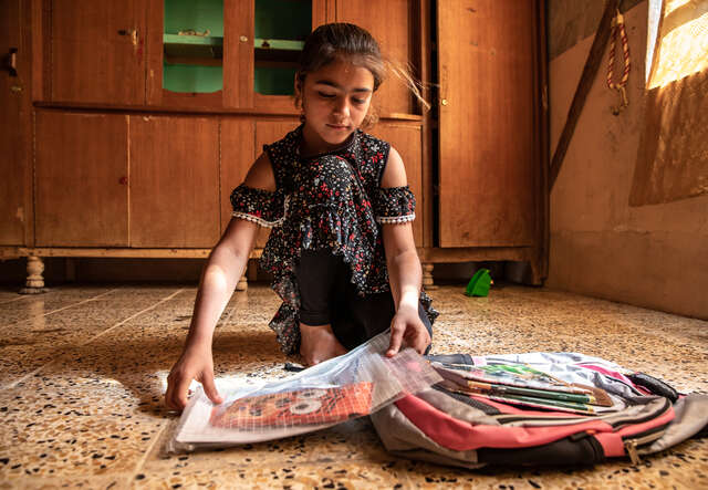 En flicka organiserar sin skolväska