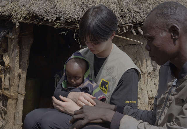 시각 장애를 가진 고객 베케레(Bekele)의 집에 방문하여 중증 영양실조를 앓고 있는 11개월된 아들 다니엘(Daniel)을 만난 장동윤 홍보대사