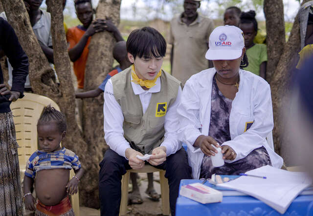 마을 어린이들의 영양실조 검사를 돕고 있는 장동윤 홍보대사의 모습
