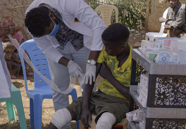 오토바이 사고로 팔과 다리를 다쳤지만 치료받을 곳이 없어서 이동 의료팀을 찾아 2시간을 걸어온 소년 아브라함이 치료를 받고 있습니다.