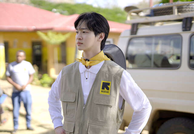 에티오피아에서 국제구조위원회 이동 의료팀과 함께 장동윤 홍보대사가 진료를 준비하고 있다.