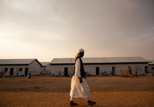 Man på flykt från Suda går i solnedgången.