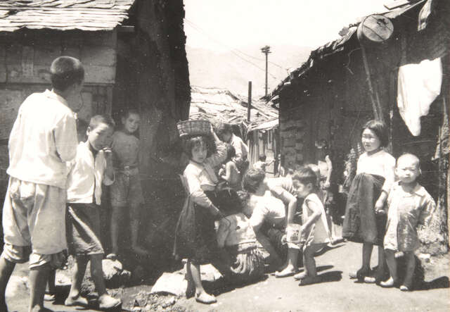 한국전쟁 당시 피난촌과 어린이들의 모습