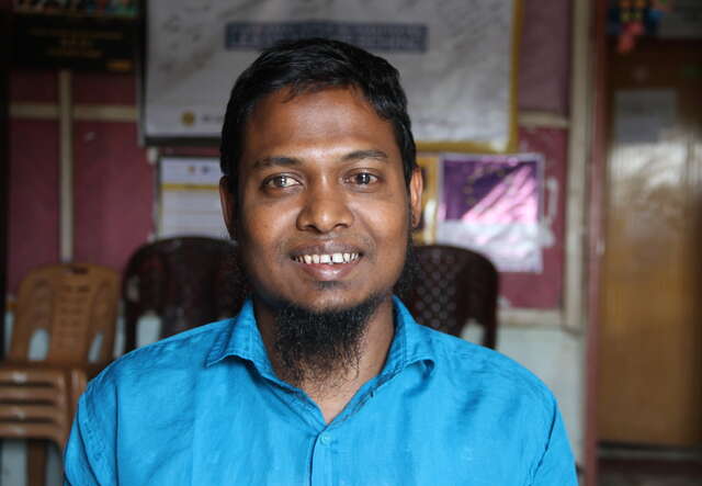 Mohammad, 29, lost vision in his right eye as a young boy in Myanmar. After fleeing violence and persecution in his country, he became a refugee in Cox’s Bazar, Bangladesh. He soon lost sight in his left eye, which added to the challenges he was already facing as a displaced person.