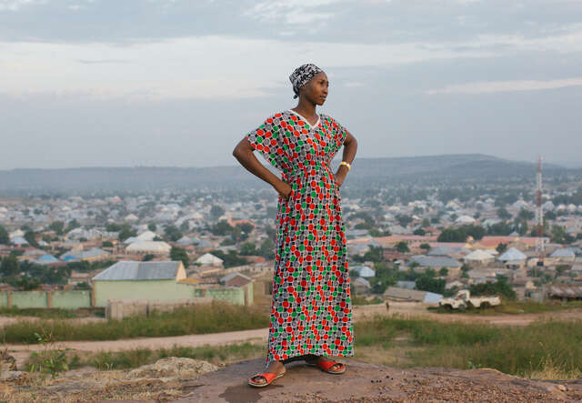 국제구조위원회 고객 나이다가 나이지리아의 욜라 도시를 바라보며 당당하게 포즈를 취하고 있습니다.