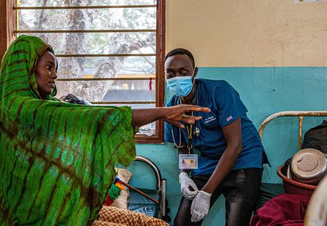 Läkaren Silas konsulterar en patient på en av RESCUE:s vårdcentraler i Kenya.