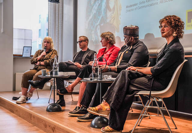 RESCUE event: Erika Bjerström i panelen håller i mikrofonen och pratar om den globala hungerkrisen.