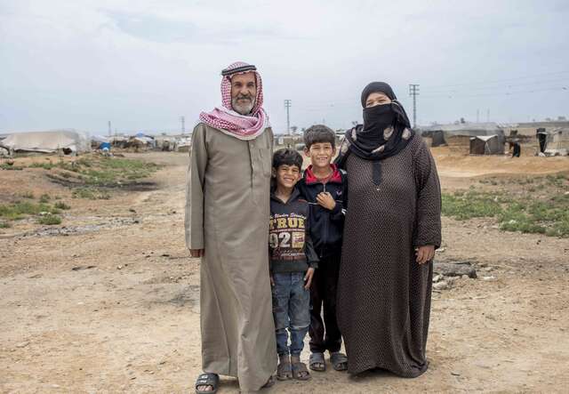 Großvater Faisal* und Großmutter Khadija* mit ihren adoptierten Enkelkindern Nour und Shadi.