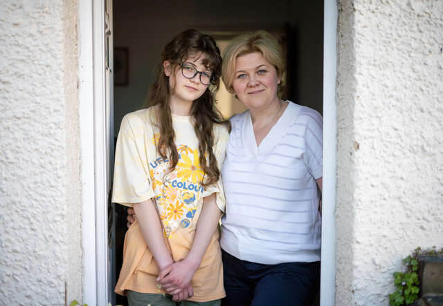 Mamma och dotter från Ukraina i sitt nya hem i England, dit de flydde när kriget bröt ut.