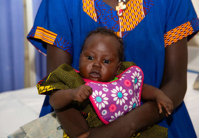Bebis i sin mammas famn i Sydsudan, som har högst mödradödlighet i världen.