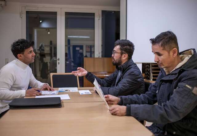 Afghanische Männer in Deutschland bei einer Beratungssitzung.