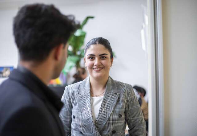 Freundlicher Austausch zwischen Mitgliedern der afghanischen Gemeinschaft in Deutschland