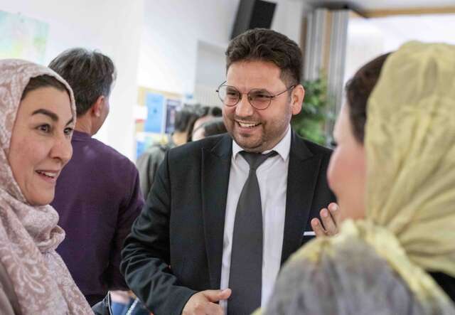 Mitglieder der afghanischen Gemeinschaft im Austausch