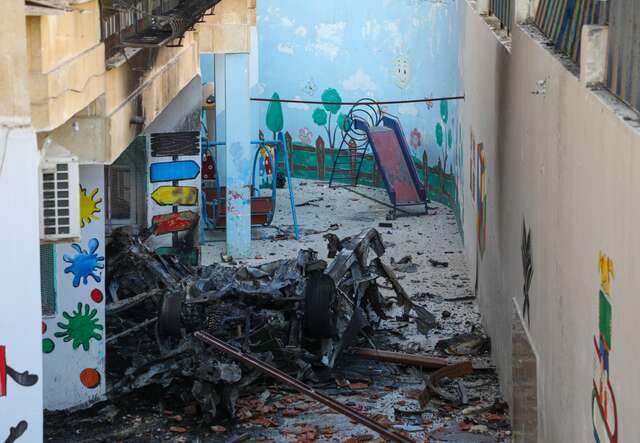 시리아 이들리브의 한 어린이 보호 시설을 강타한  공습의 여파.